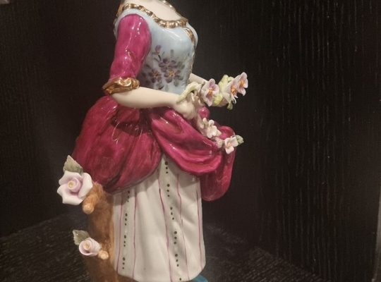Статуэтка из фарфора «Девушка с цветами» Meissen