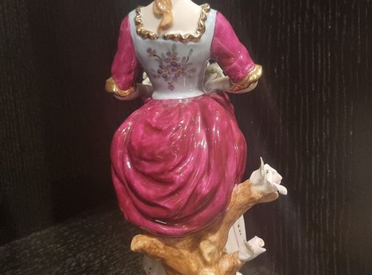 Статуэтка из фарфора «Девушка с цветами» Meissen