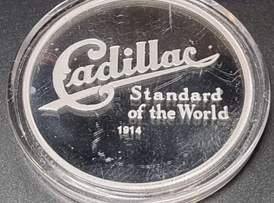 США 🇺🇲 Раунд Авто-Легенды логотип Cadillac «Мировой Стандарт»